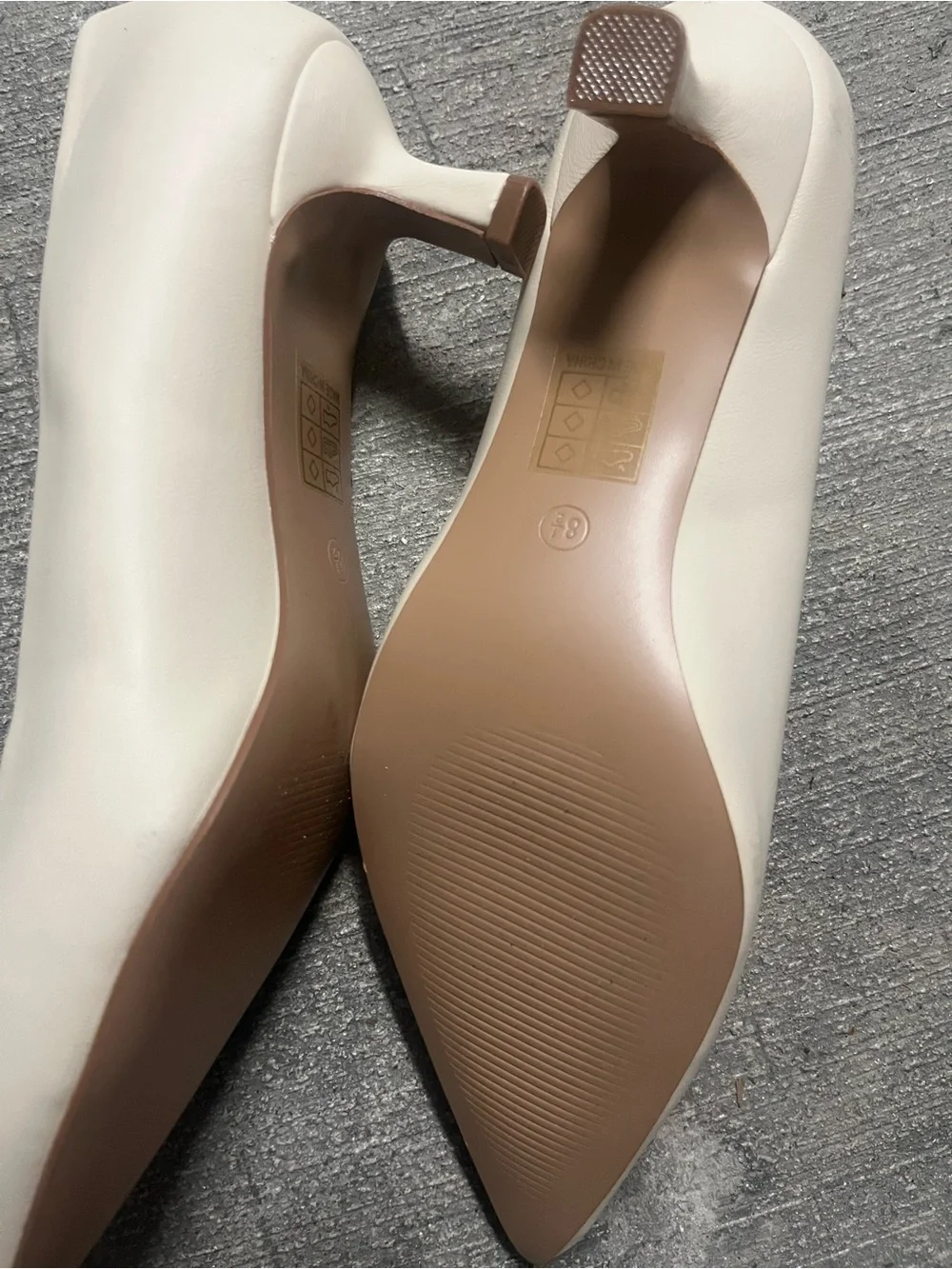 Women's Pointed Low Heel Pumps in Cream journee collection